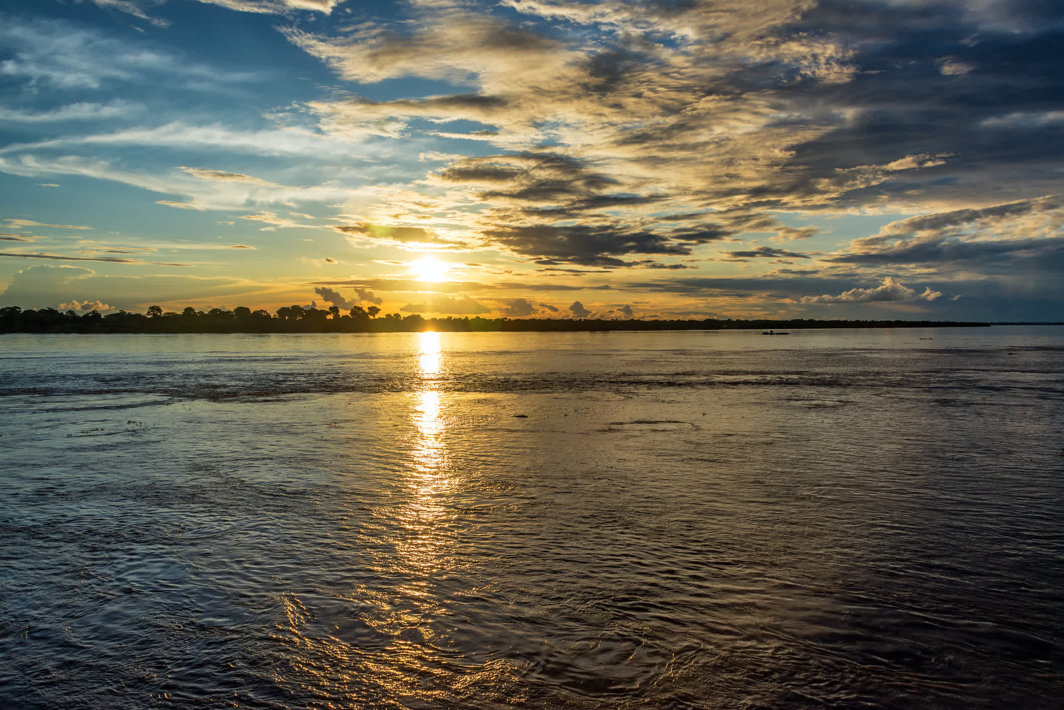 Sonnenuntergang über dem Amazonasfluss