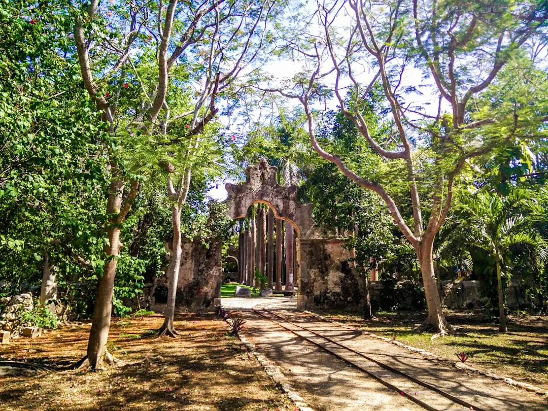 Ein Blick auf die Arkaden einer Hacienda in Valladolid, Mexiko