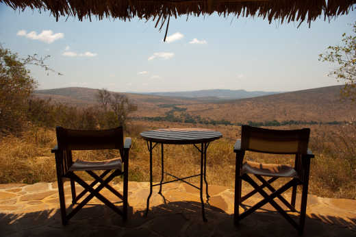 Blick über die Serengeti von der Terrasse einer Safari Lodge