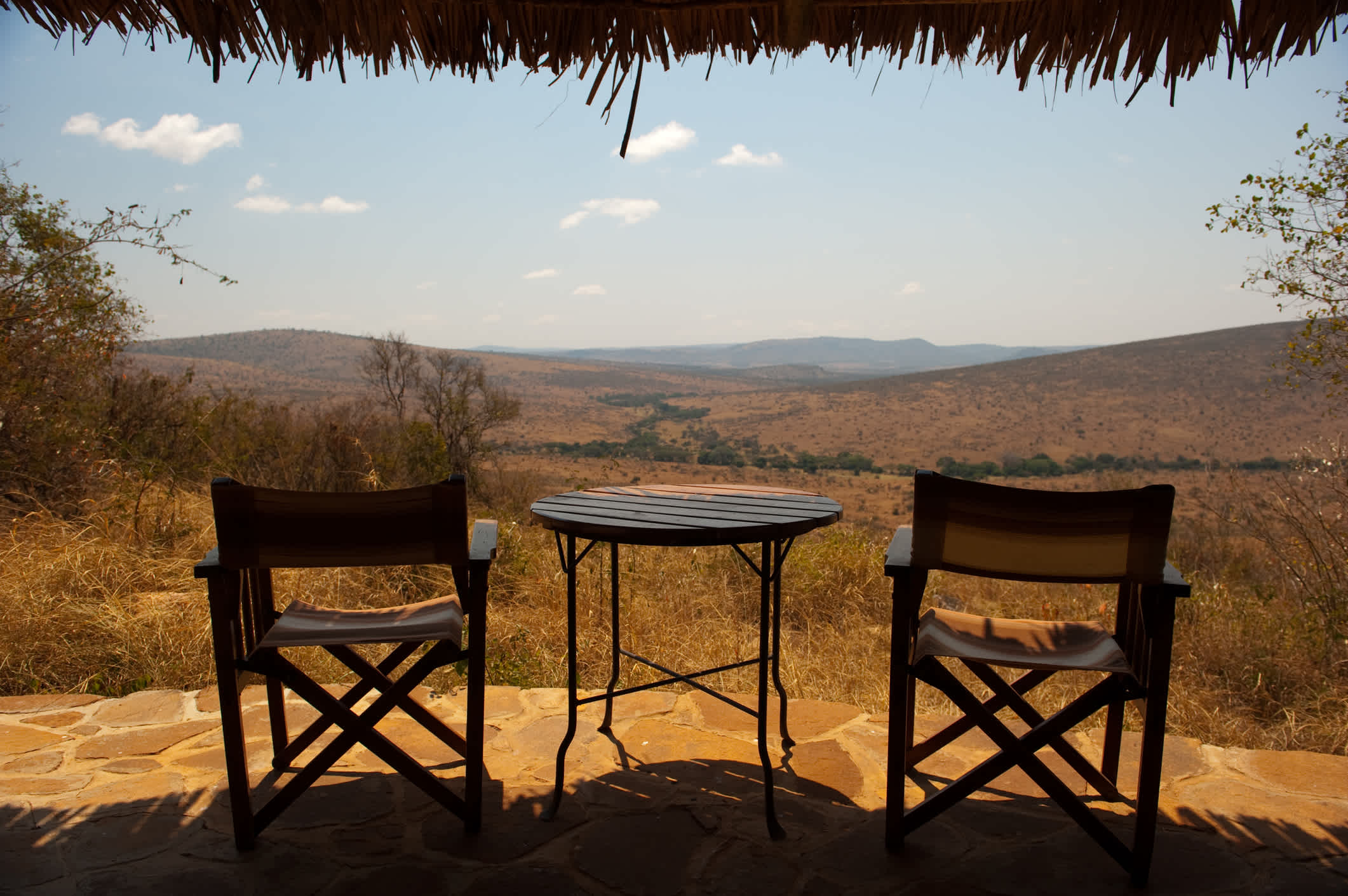 Blick über die Serengeti von der Terrasse einer Safari Lodge