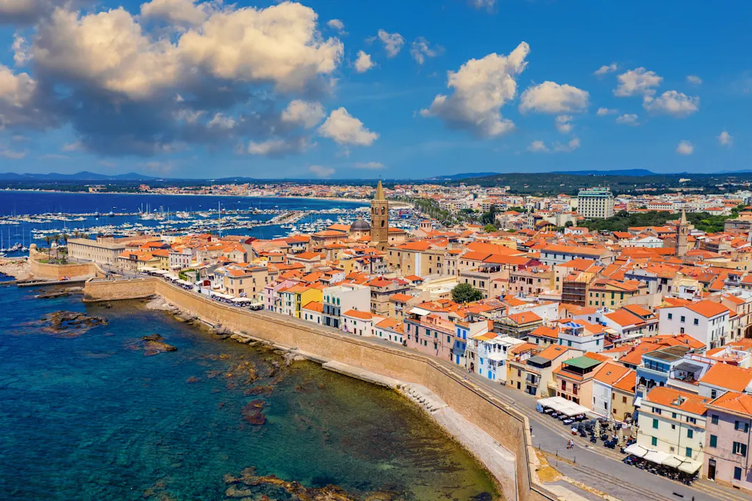 Luftaufnahme über Alghero Altstadt, Stadtbild Alghero Blick auf einen schönen Tag mit Hafen und offenem Meer in Sicht. Alghero, Italien. Panoramablick auf Alghero, Sardinien, Italien.