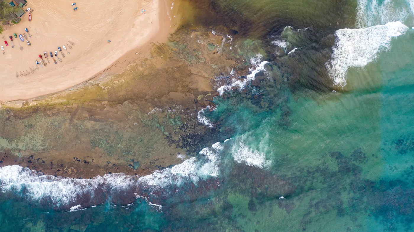 Sodwana Bay, Afrique du Sud Vue aérienne d’une plage tropicale avec une eau claire et des récifs coralliens colorés. Sodwana Bay, Afrique du Sud.