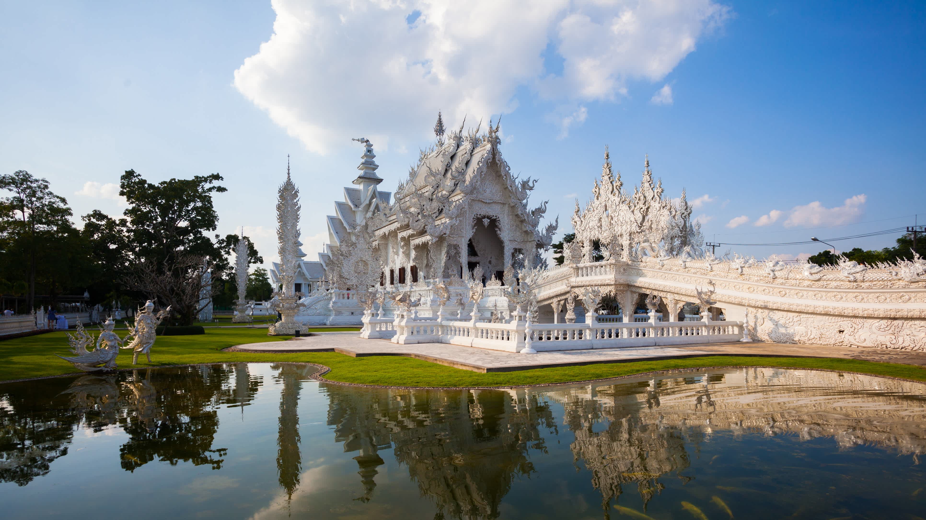 Vue sur le Palais blanc ou Wat Rong Khun à Chiang Rai, en Thaïlande