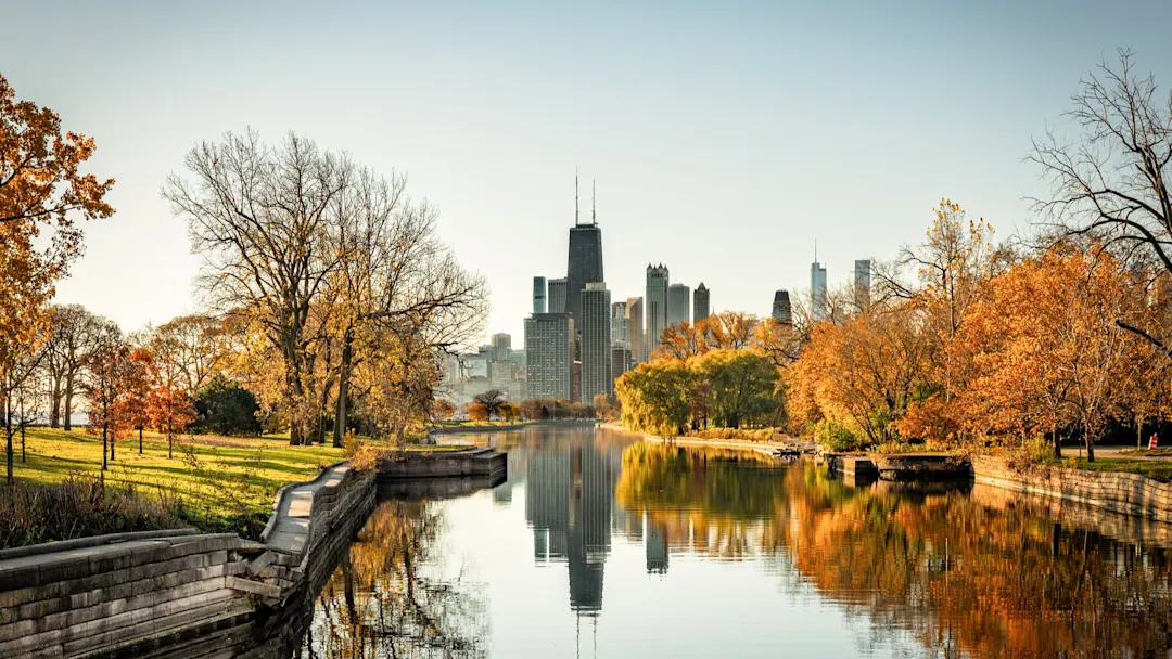 Herbstlicher Blick auf die Skyline von Chicago und den Lincoln Park. Chicago, Illinois, USA.