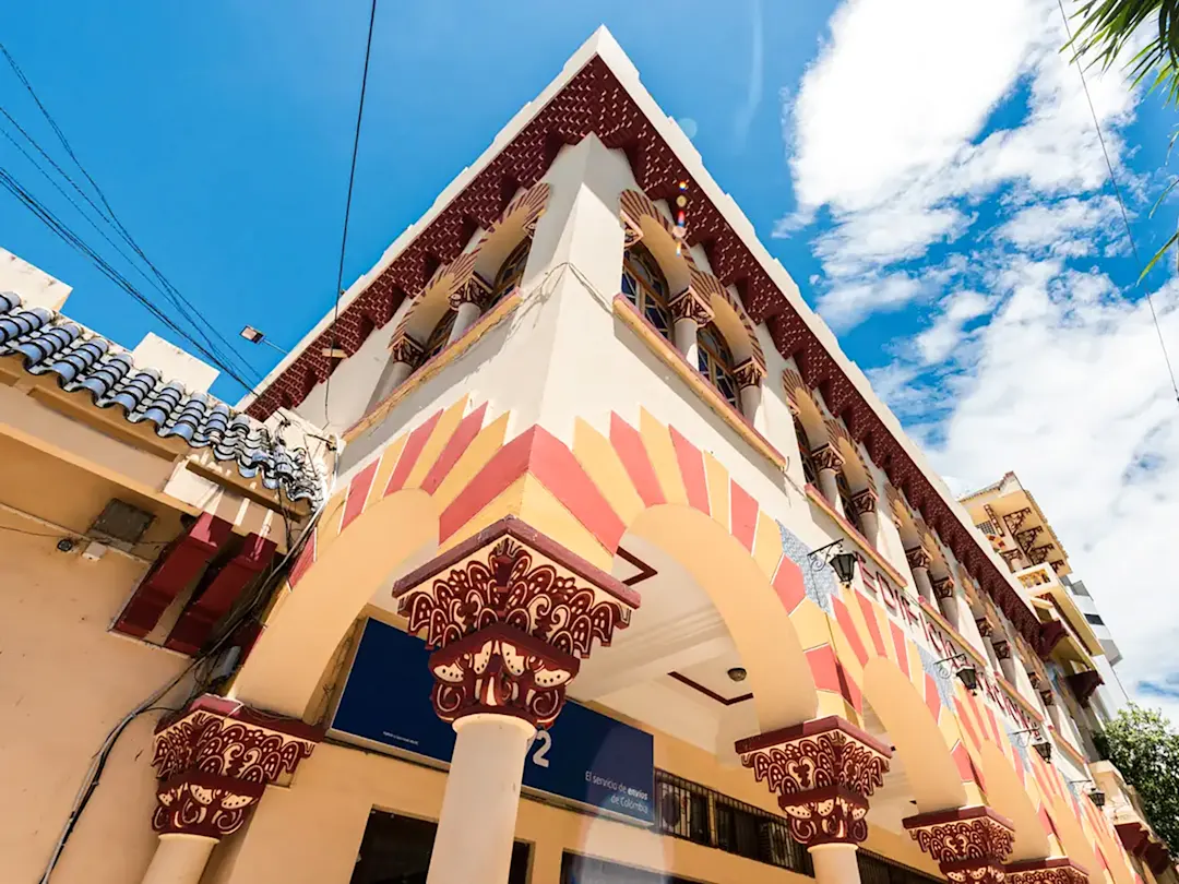 Kolonialgebäude mit bunten Bögen und verzierten Säulen. Santa Marta, Magdalena, Kolumbien.