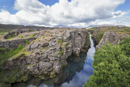 Randonnez dans les environs de la faille de Silfra pendant votre voyage au Golden Circle en Islande.