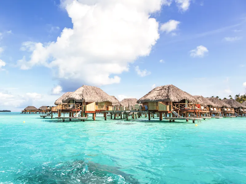 Bora Bora, Französisch-Polynesien Bungalows auf Stelzen im türkisfarbenen Wasser der Lagune. Bora Bora, Französisch-Polynesien.