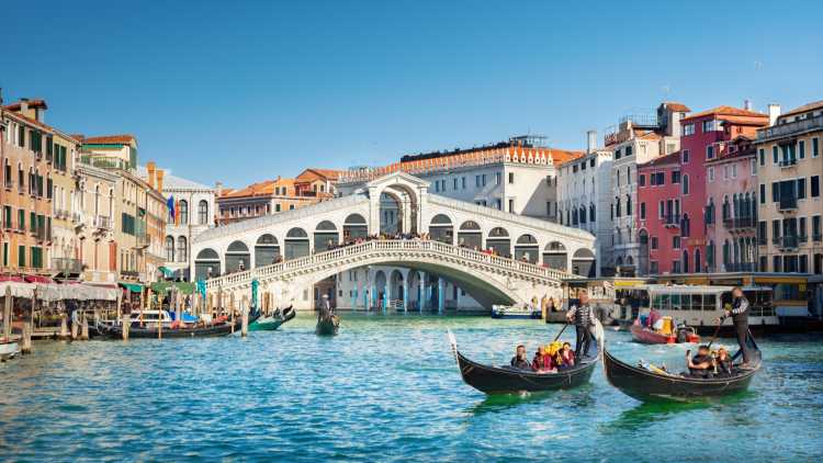 Blick auf den Rialto Brücke in Venedig, Italien. 