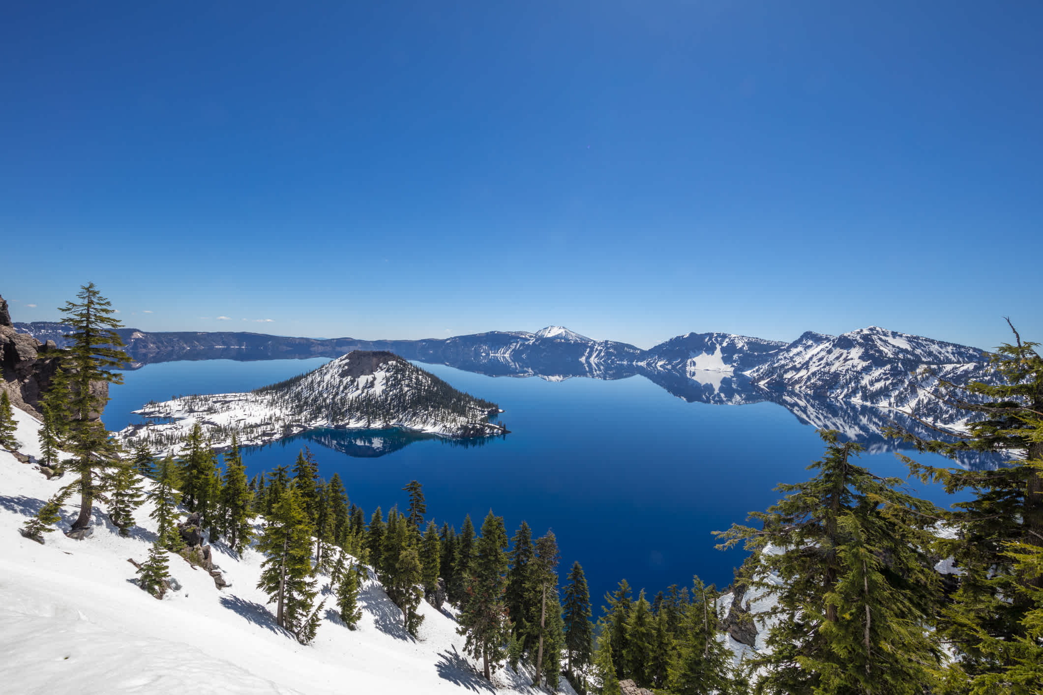 Vue sur Crater Lake en Oregon aux États-Unis
