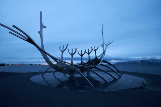 Admirez l'impressionnante sculpture d'acier Sun Voyager, en forme d'un bateau, lors de votre voyage à Reykjavik.
