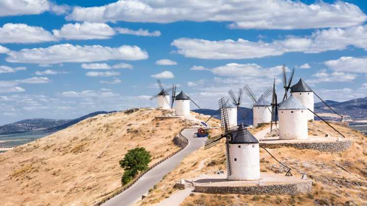 Serie von Windmühlen von Consuegra auf dem Hügel, Spanien.