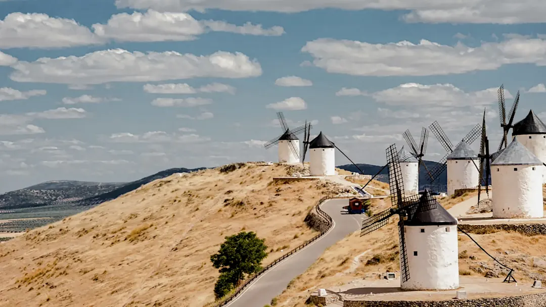 Serie von Windmühlen von Consuegra auf dem Hügel, Spanien.