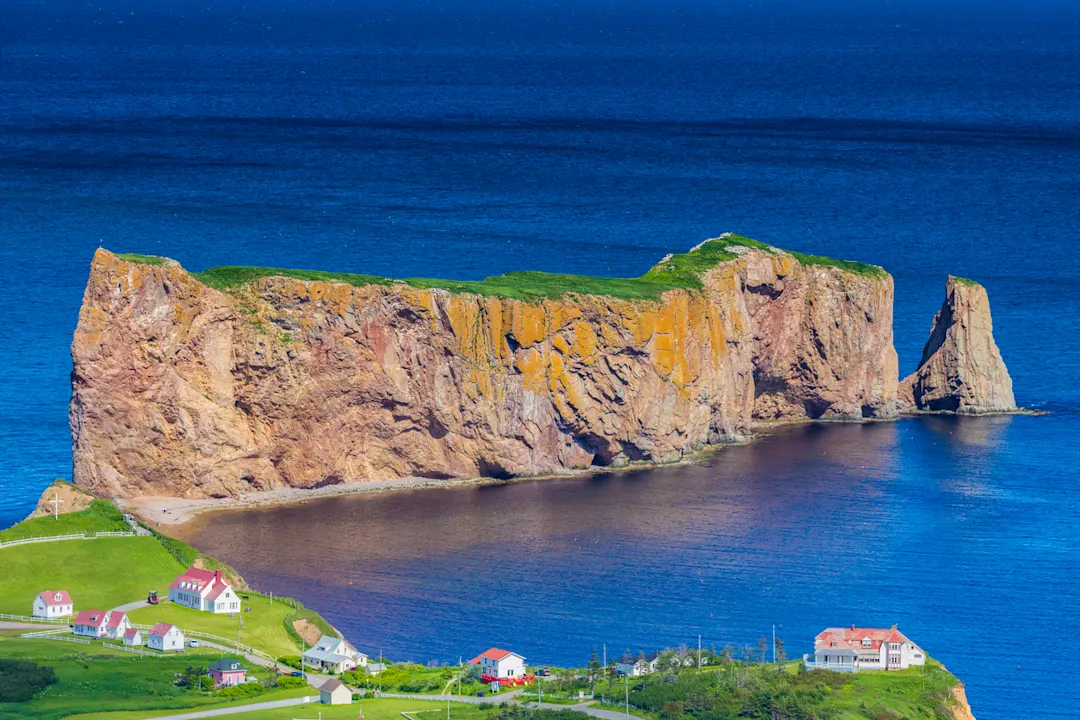 Percé, Gaspe-Halbinsel, Quebec, Kanada A view of the small town of Percé on the Gaspe Peninsula in Québec, Canada.