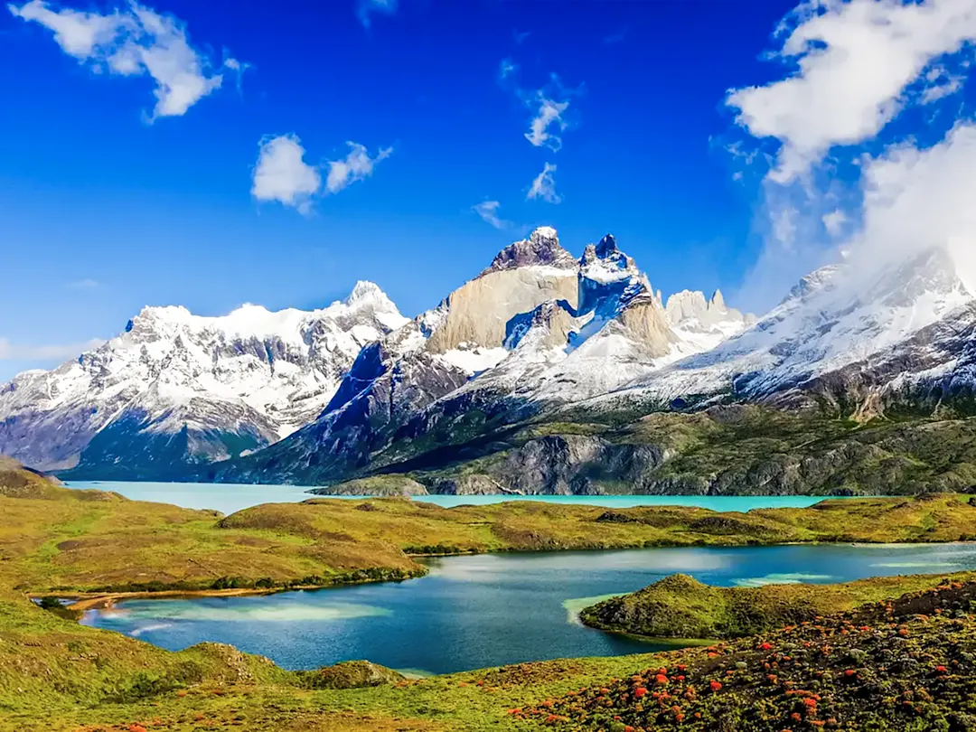 Smaragdgrüne Seen mit schneebedeckten Bergen im Hintergrund. Torres del Paine, Magallanes, Chile.
