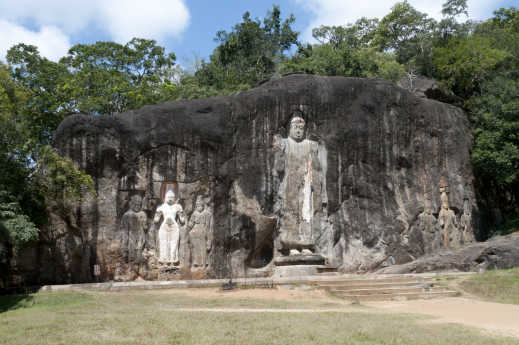View to Buduruwagala Buddhas sculptures im Yala Nationalpark, Sri Lanka.