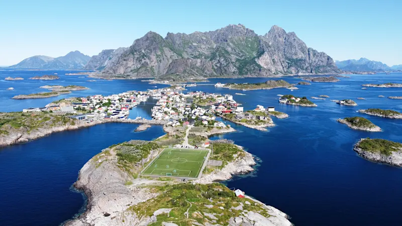 Drohnenaufnahme von Henningsvaer auf den Lofoten in Norwegen

