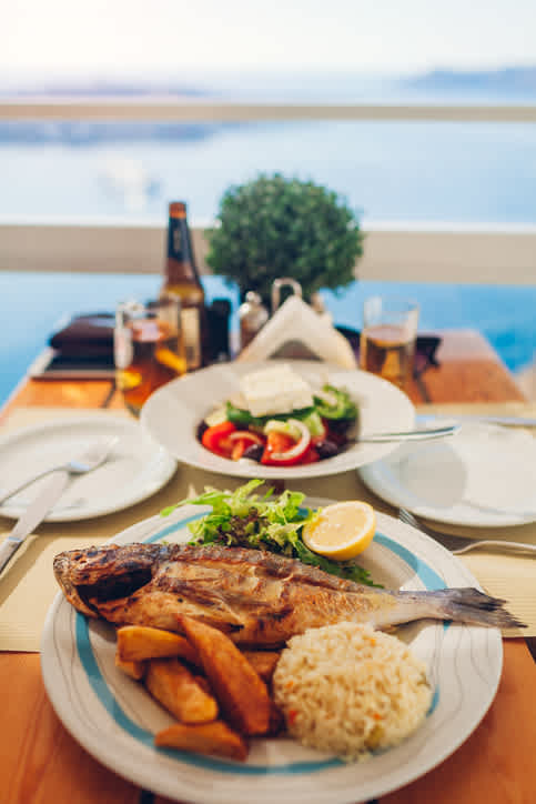 Goûtez aux saveurs locales pendant votre voyage aux Cyclades.