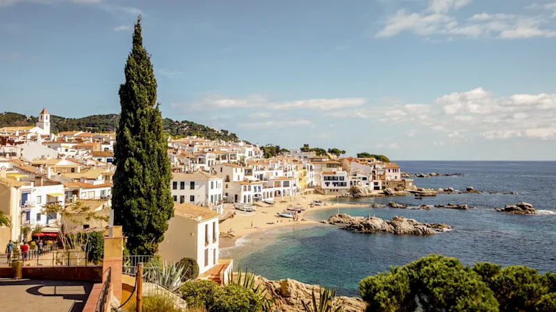 Buntes Fischerdorf mit weißen Häusern am Meer. Calella de Palafrugell, Katalonien, Spanien.