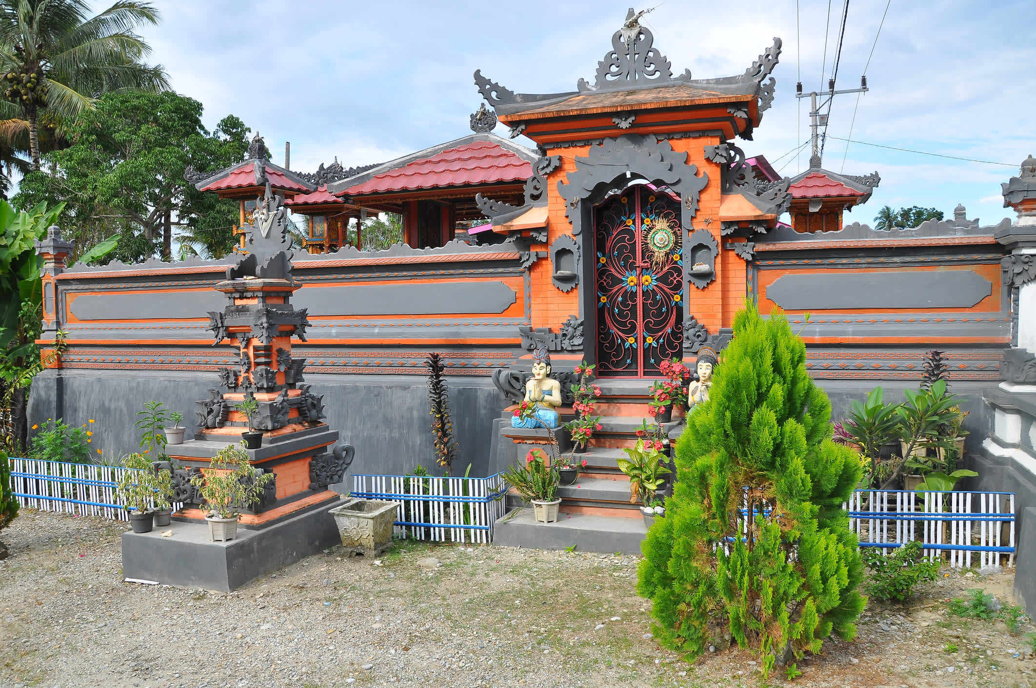 Blick auf den kleinen Tempel in Sengkang, Sulawesi, Indonesien. 