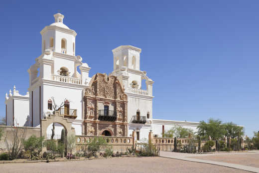 Vue sur la mission San Xavier del Bac à l'architecture espagnole coloniale

