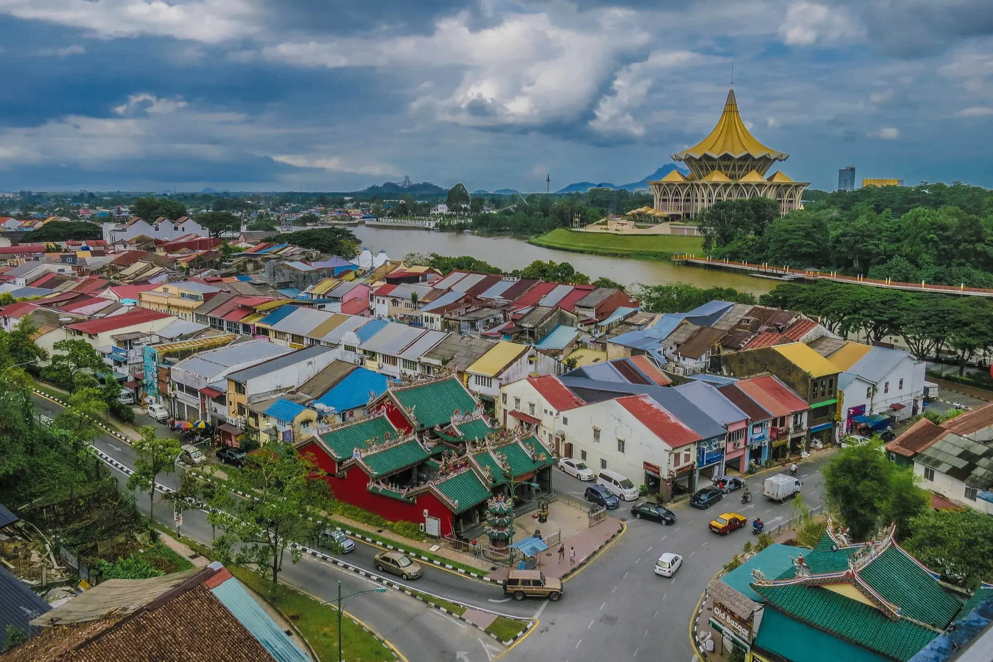 Malaysia, Sarawak, Kuching Die Fotos wurden auf der Kanone S100 aufgenommen, als ich einen kurzen Ausflug zu einem Freund in Kuching machte. Eine wunderschöne Stadt in Sarawak, Malaysia, mit ihrer bewahrten Kultur und ihrem Lebensstil, die mit der alten und neuen Architektur und Infrastruktur um sie herum bewohnt wird.