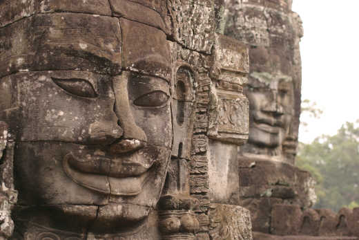 Vue de visages taillés dans la pierre au temple de Bayron dans le complexe d'Angkor Wat, au Cambodge