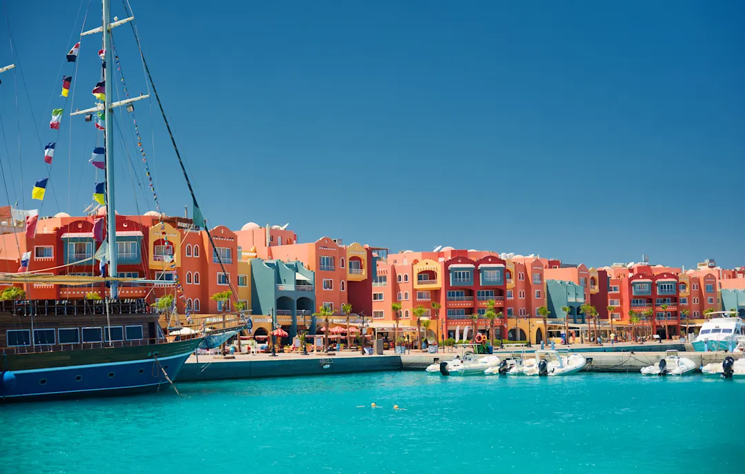 Panorama-Meereslandschaft auf der bunten Marina Promenade Straße vom Roten Meer mit festgemachten Motoryachten. Marina, Hurghada, Ägypten.

