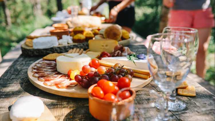 Verschiedene mediterrane Speisen für ein Picknick im Freien 