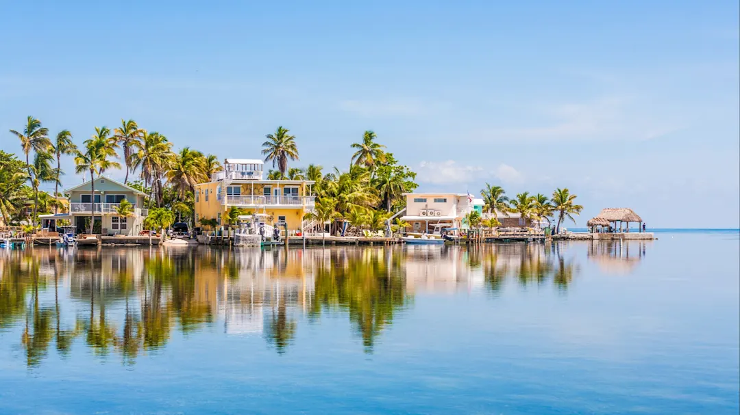 Schöne Häuser direkt am Wasser bei Key West, USA.