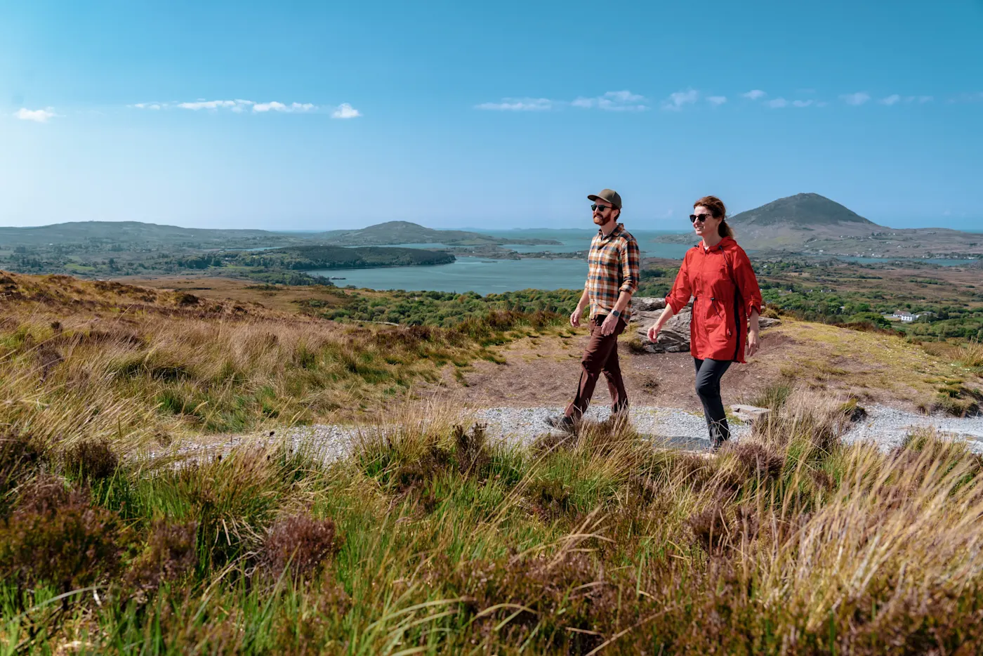 Irlande, voyage de noces Randonneurs avec sacs à dos et carte dans un paysage côtier avec falaises et mer. Irlande.