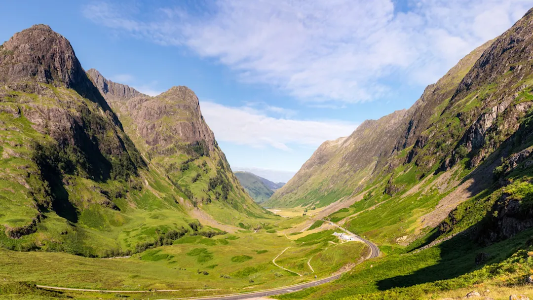 Glen Coe, Glencoe, Schottland Blick auf eine schmale Talstraße im Glen Coe umgeben von grün bewachsenen Bergen