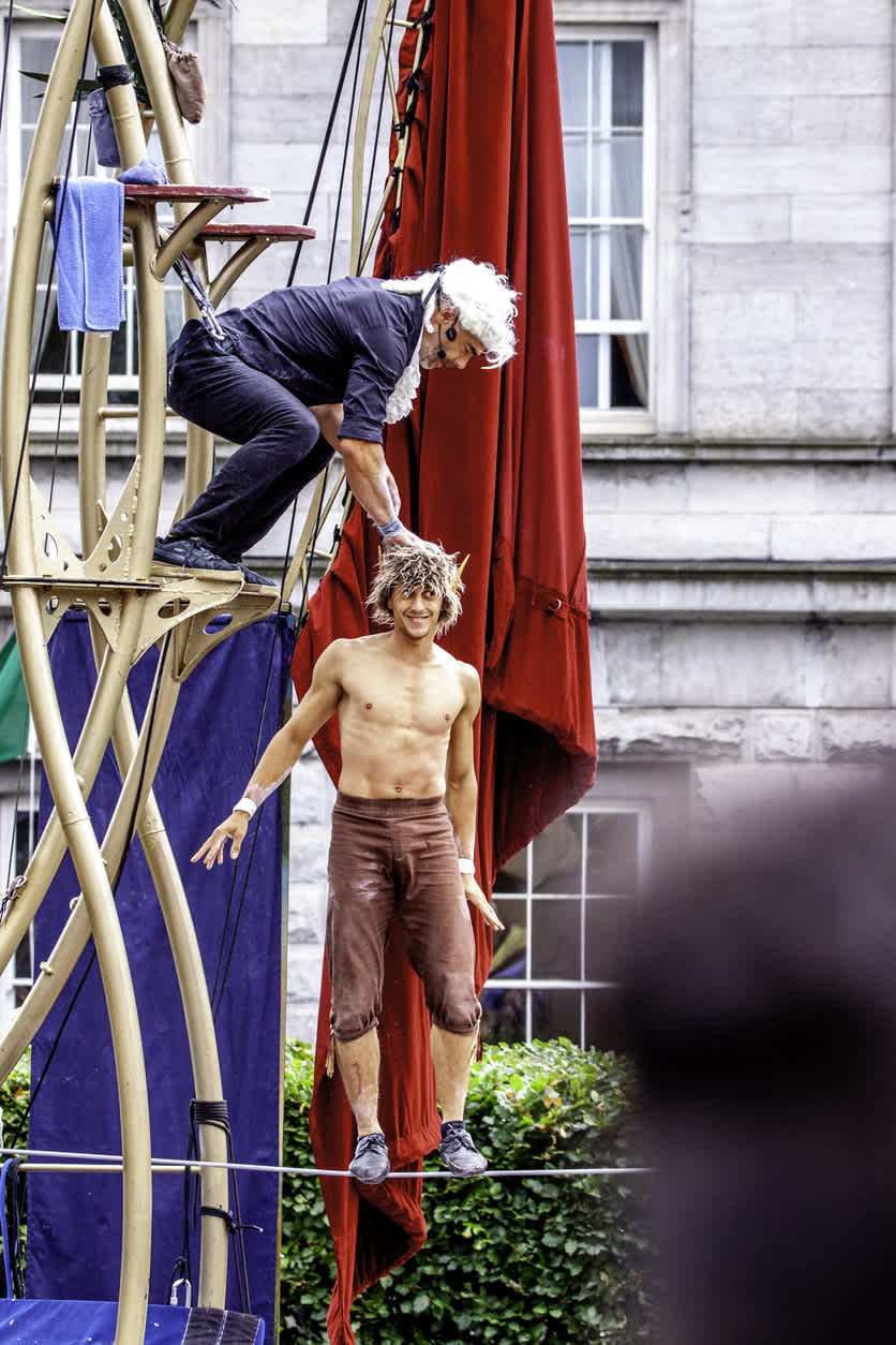Deux acrobates pendant un spectacle du Galway Festival, un des festivals les populaires à découvrir pendant votre road trip en Irlande.
