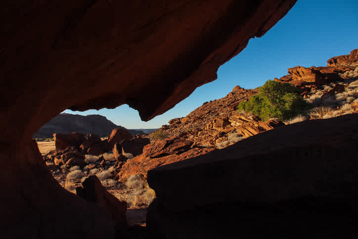 Découvrez le désert de Twyfelfontein et ses formations rocheuses couleur ocre pendant votre road trip en Namibie.