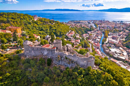 Trsat-Burg mit dem Panoramablick auf historische Altstadt von Rijeka, Kroatien