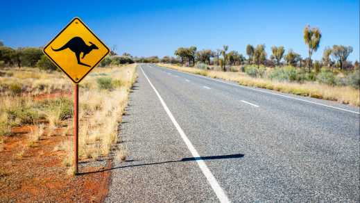 Ein ikonisches Warnschild für Kängurus in der Nähe des Uluru im Northern Territory, Australien