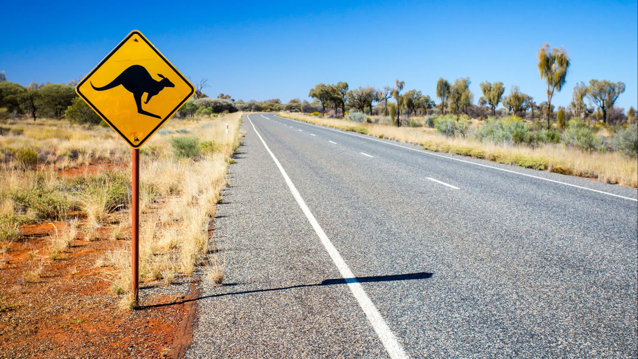 Ein ikonisches Warnschild für Kängurus in der Nähe des Uluru im Northern Territory, Australien