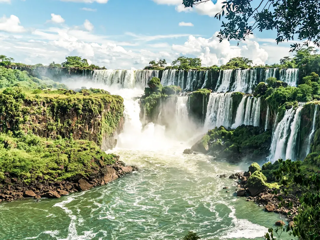 Majestätische Iguazú-Wasserfälle mit grüner Landschaft. Foz do Iguaçu, Paraná, Brasilien.
