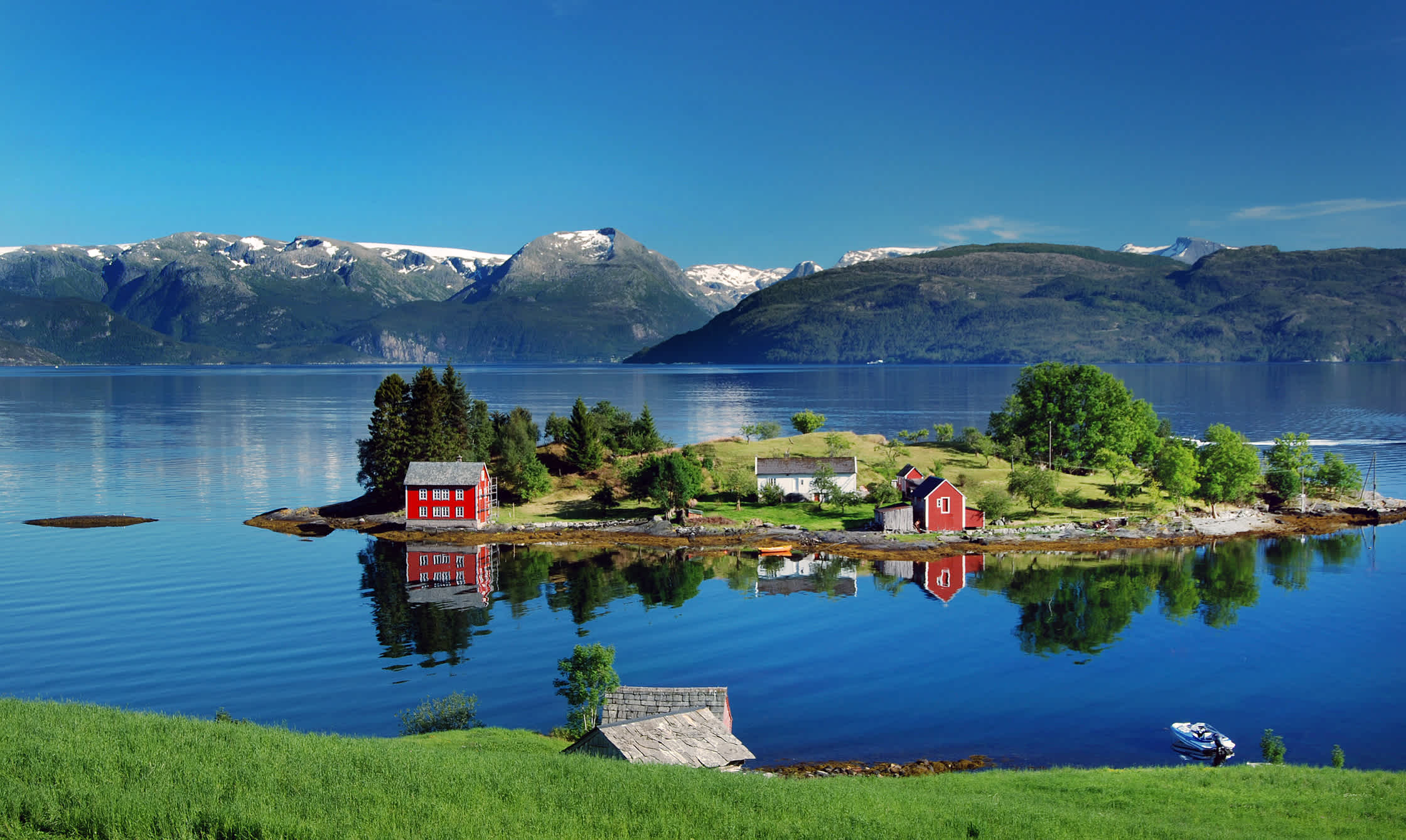 Die Landschaft Hardangerfjord im südwestlichen Norwegen im Sommer.