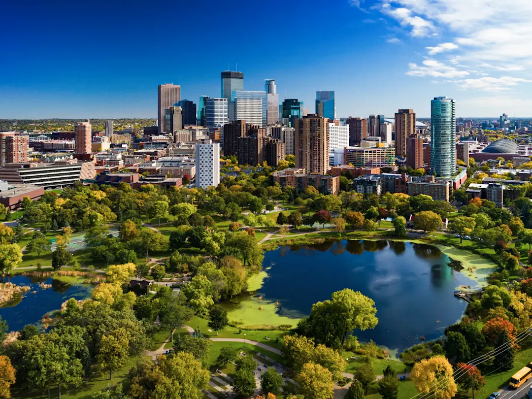 Skyline von Minneapolis mit Parks und Seen. Minneapolis, Minnesota, USA.