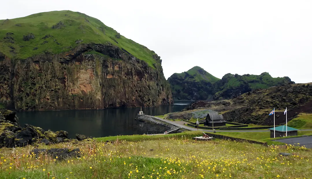 Island, Skansinn, Festung Forteresse de Skansinn avec un grand rocher couvert de verdure en arrière-plan, en Islande