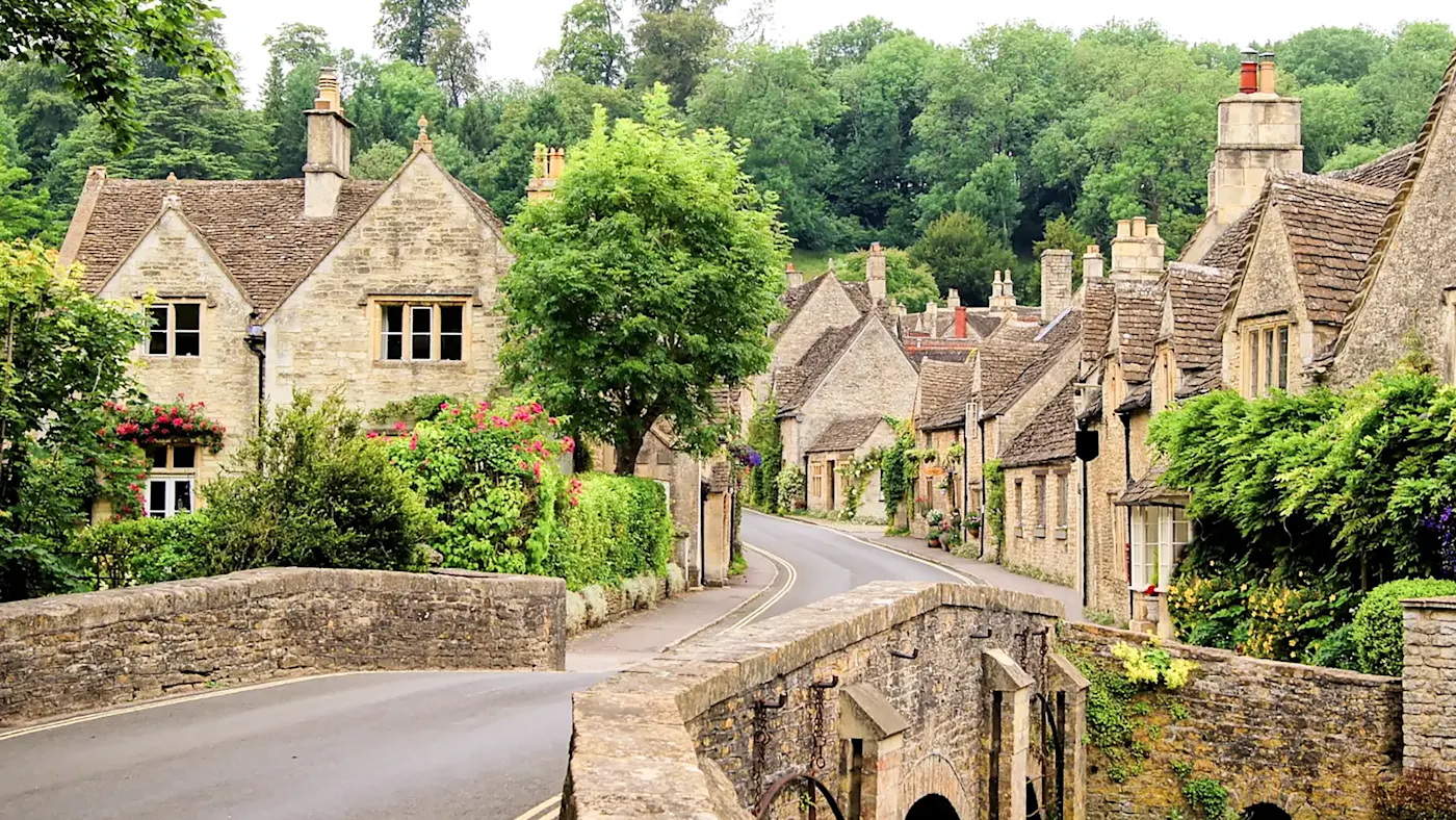 England, Cotswold, Road trip Une village charmante avec un pont du pierre. Cotswold, Angleterre.