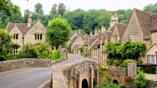 Eine Straße durch das traditionelle Dorf in Cotswold, England. 