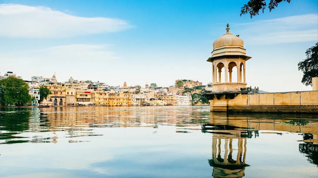 Indien Udaipur Skyline vom Wasser gesehen Blick_vom_Wasser_auf_die_Skyline_von_Udaipur