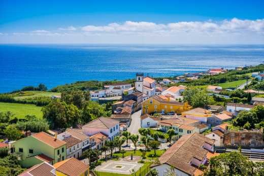 Luftaufnahme der Stadt Feteiras auf Sao Miguel (Azoren) mit dem Meer im Hintergrund