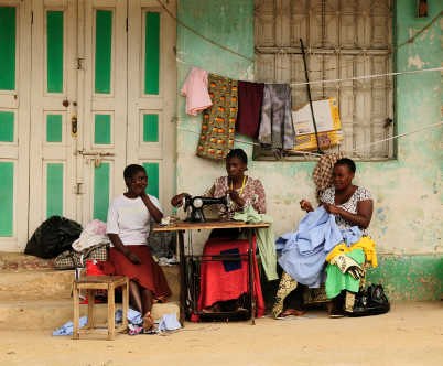 Afrikaanse vrouwen die kleren naaien op straat in Tanzania, Iriga