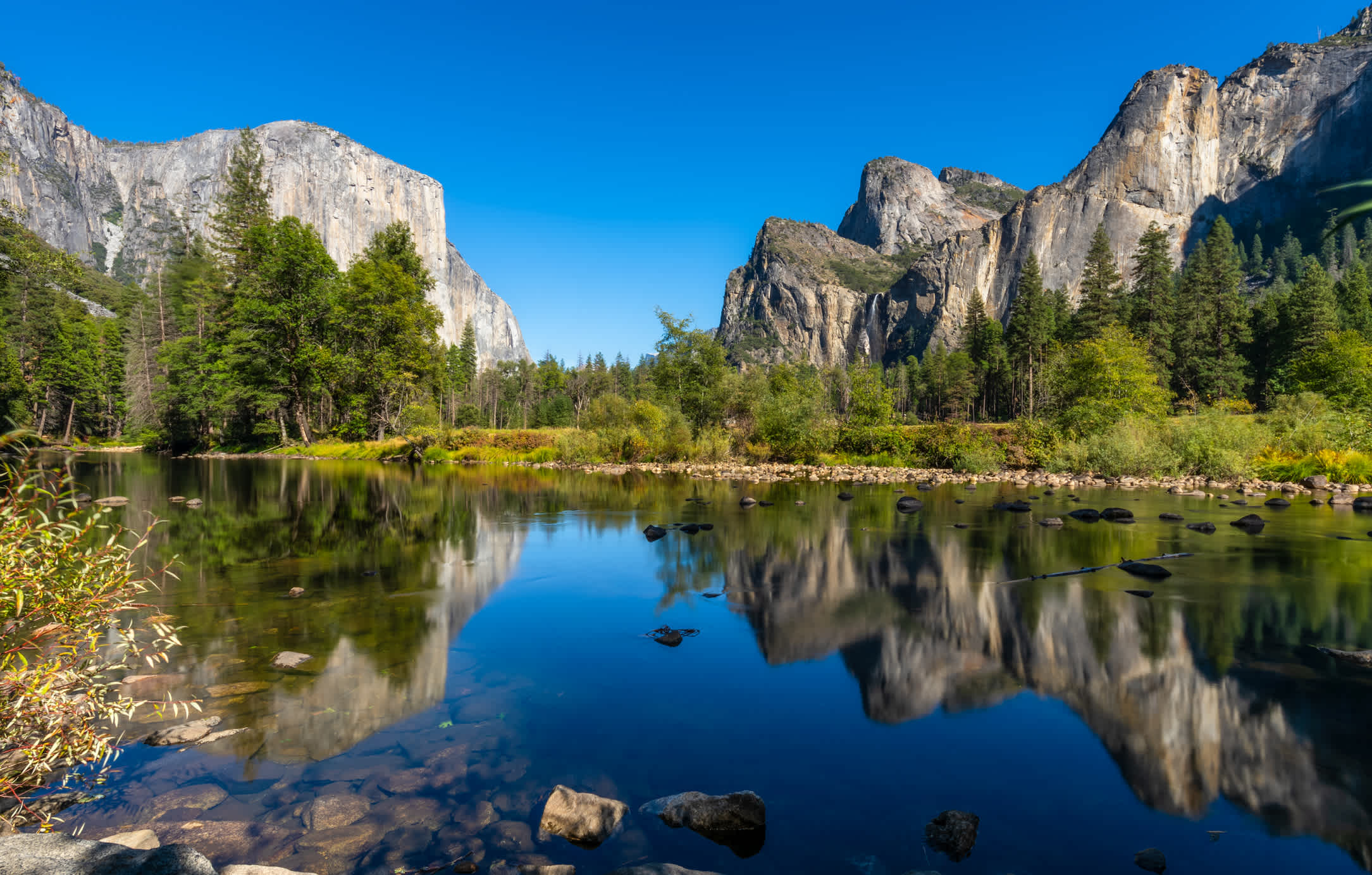 Felsiges Ufer des Merced River im Yosemite National Park, Kalifornien, USA.
