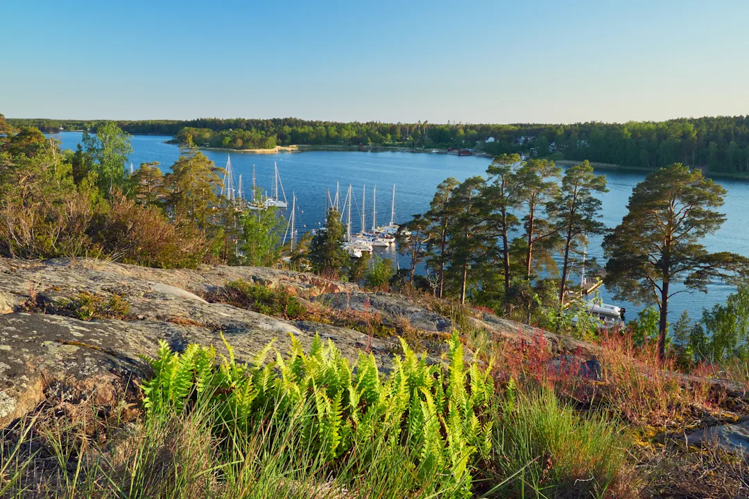 Sehenswürdigkeiten in Mariehamn: Blick vom Badhusberget in der Nähe des Wasserturms von Mariehamn auf den Westhafen.
