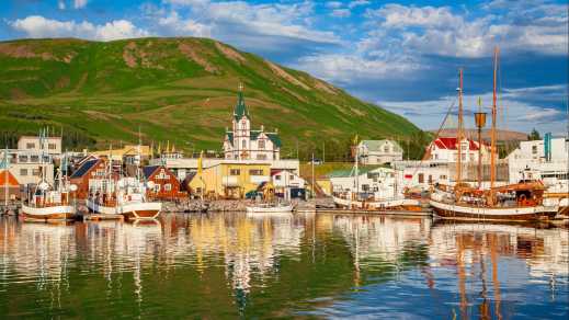 Stadt von Husavik bei Sonnenuntergang, Island.

