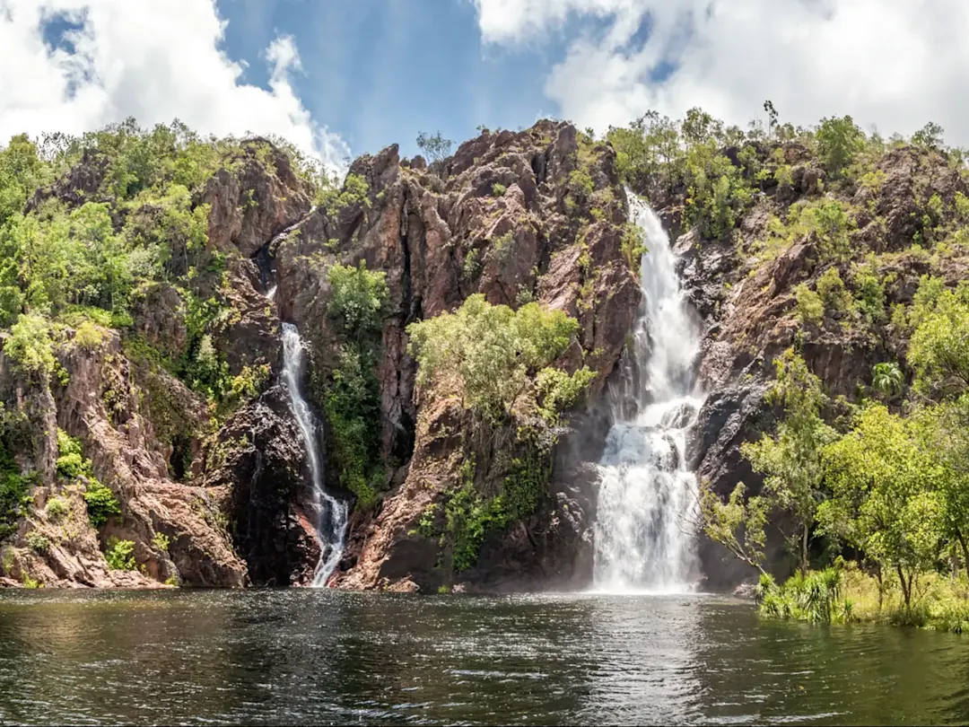 Doppelter Wasserfall inmitten grüner Natur. Wangi Falls, Northern Territory, Australien.
.