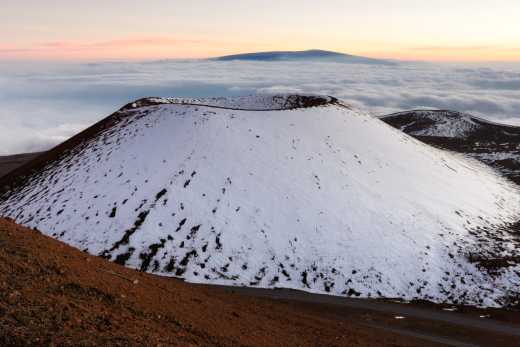 Vue sur le cratère enneigé du Mauna Kea, Hawaii, USA

